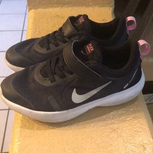 Girls Nike flex tennis shoes